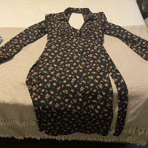 Super cute dress- I am 5’’9 and it just hits top of knee- worn once